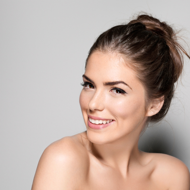 صودا الخبز يساعد على تنظيف أسنانك وإزالة البقع المتراكمة