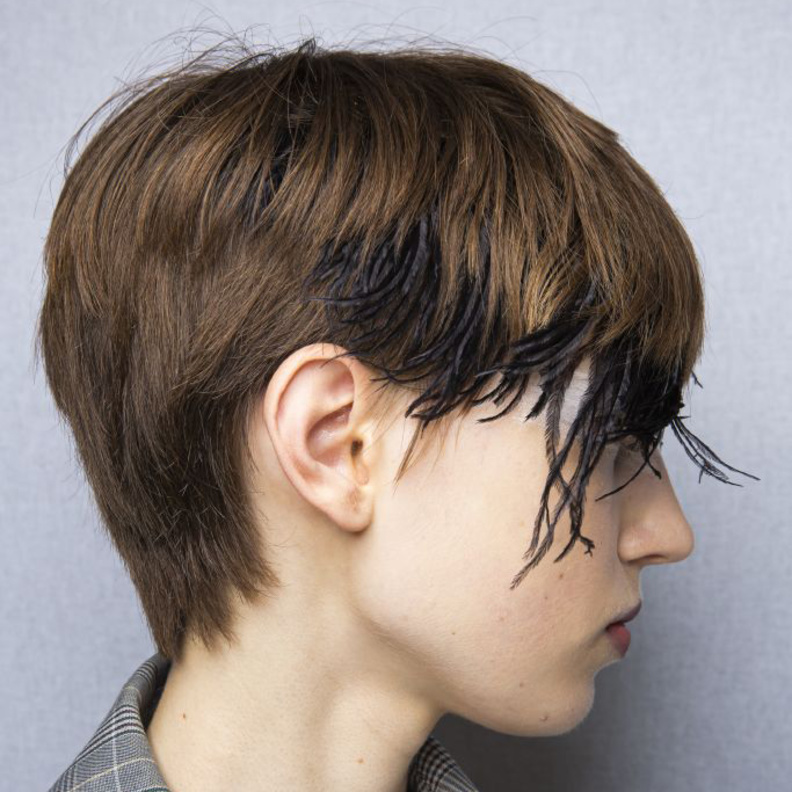 أكسسوارات شعر الريش الجريئة بأسلوب الباند من Giambattista Valli