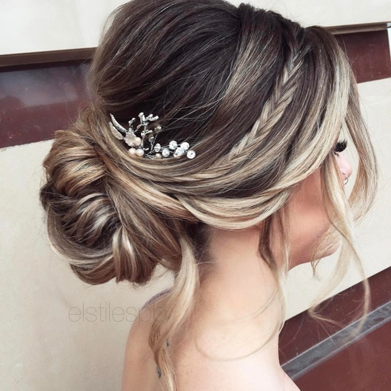 تسريحات شعر مرفوع لعروس 2020