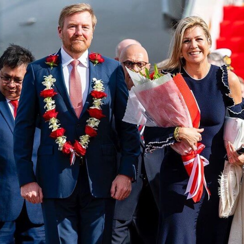 ملك وملكة هولندا يصلان جاكرتا في زيارة رسمية "بدون مصافحة"