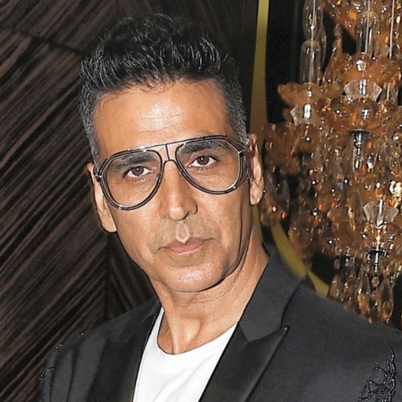 أكشاوي كومار يحذر من عواقب كورونا