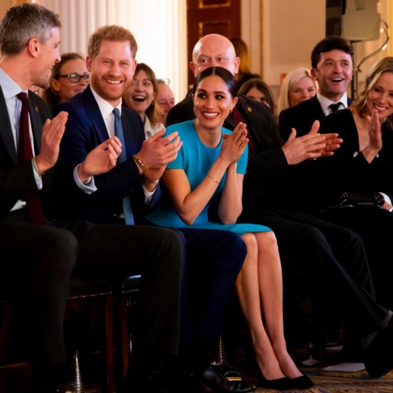 عرض زواج مفاجئ وسط دهشة الجمهور بمل فيهم الامير هاري و زوجته ميغان