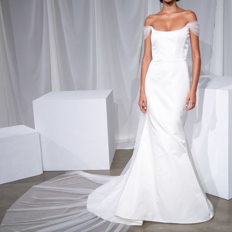 فساتين زفاف ناعمة بأكمام منسدلة