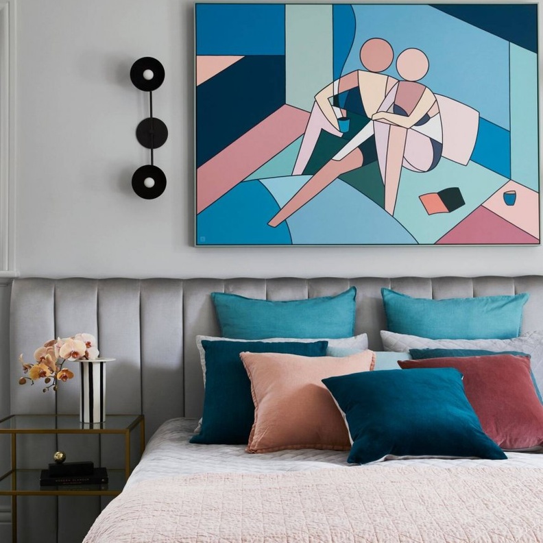 اكسسوارات باللون الأزرق تزيّن ديكور غرفة النوم