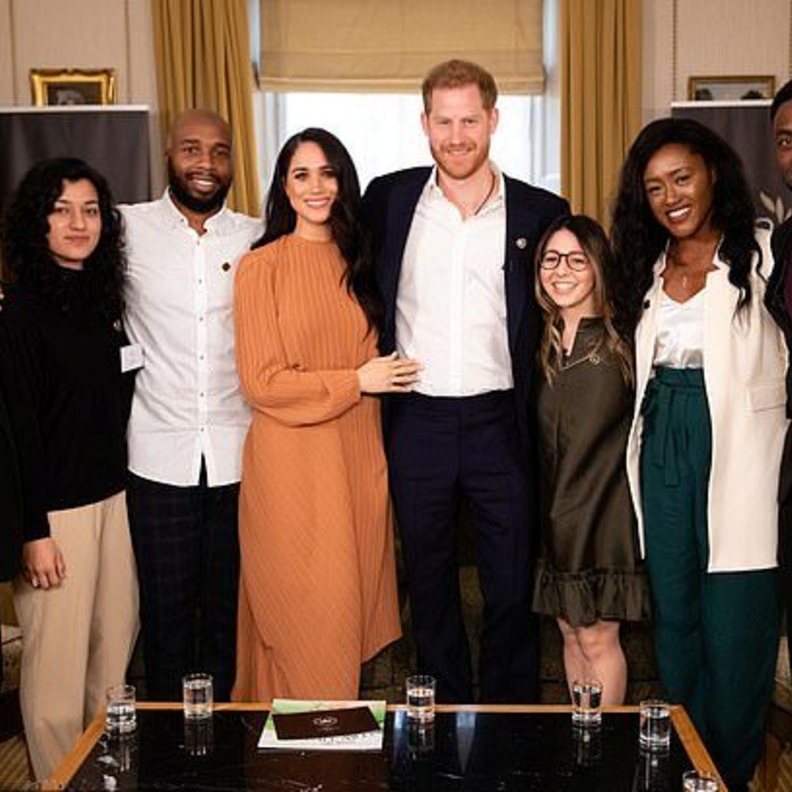  تألقت ميغان بفستان ميدي من مجموعة Thornton Bregazzi