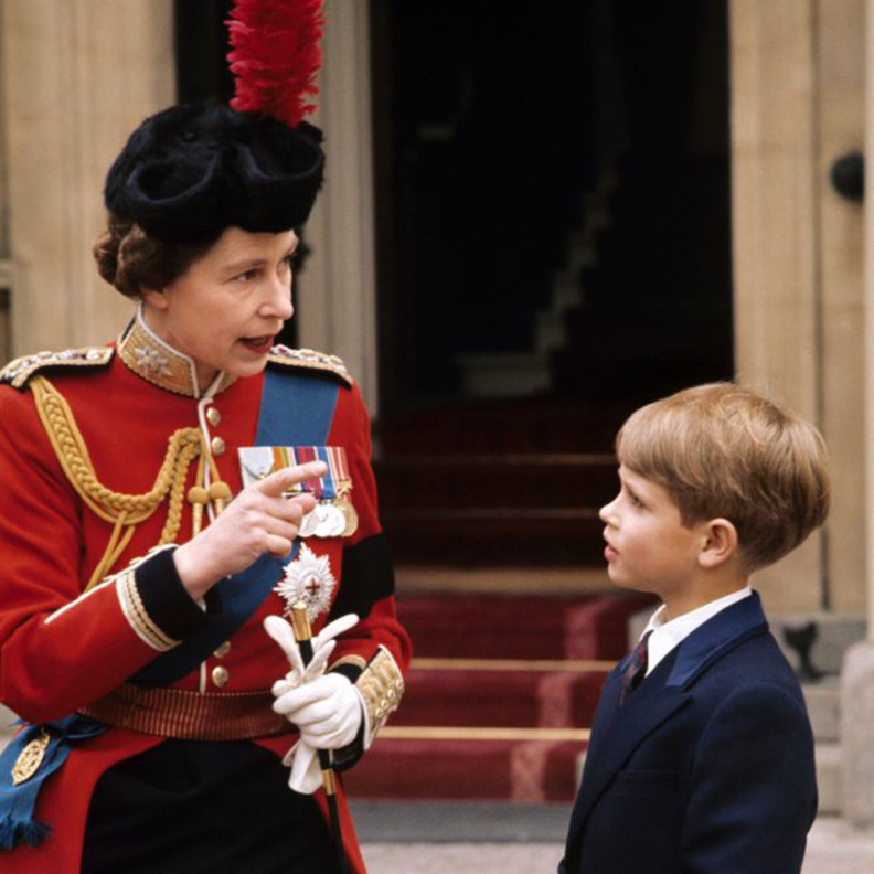 صورة نادرة للأمير إدوارد بصحبة ملكة بريطانيا