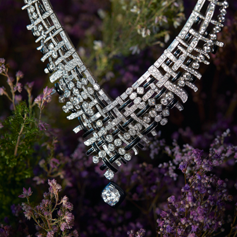 عقد تويد غرافيك  Tweed من الذهب الأبيض والعقيق اليماني والماس، تتوسطه ماسة عيار 5.03 قيراط