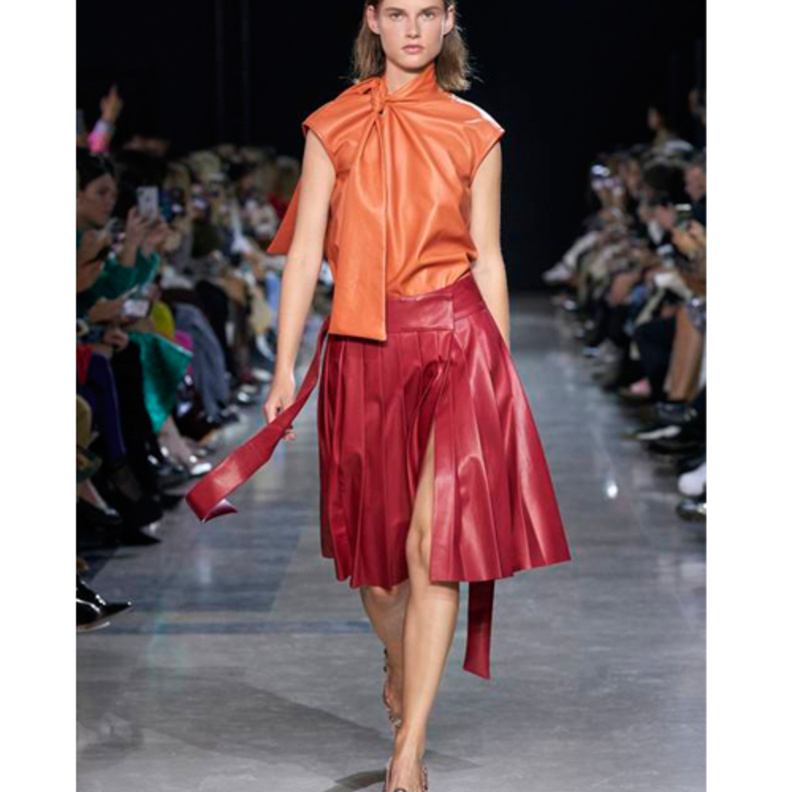 اطلالة عصرية من دار ROCHAS