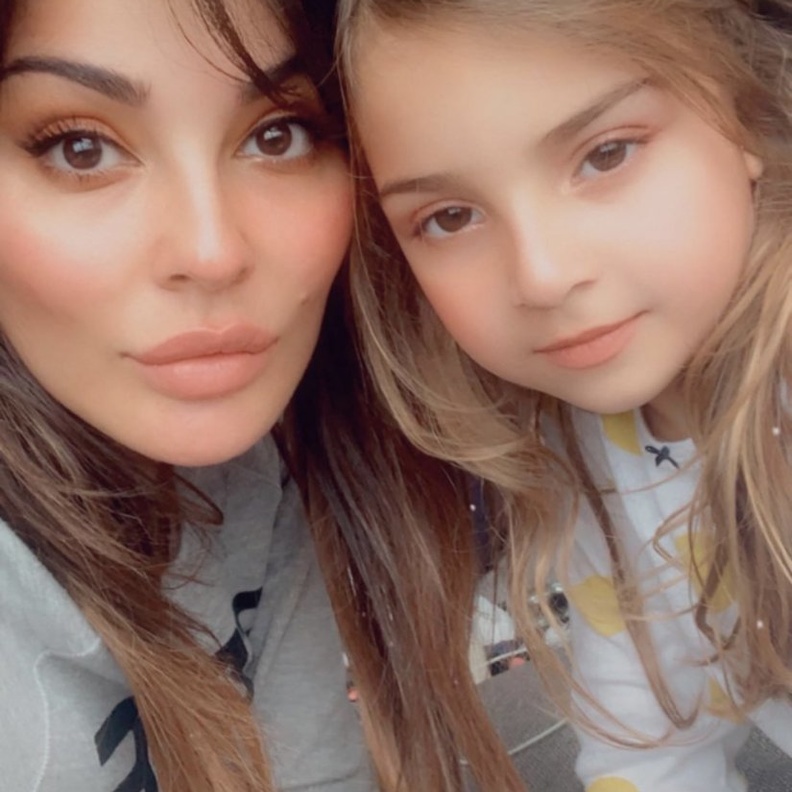 نشرت نادين نسيب نجيم صورة لها برفقة ابنتها لأول مرة