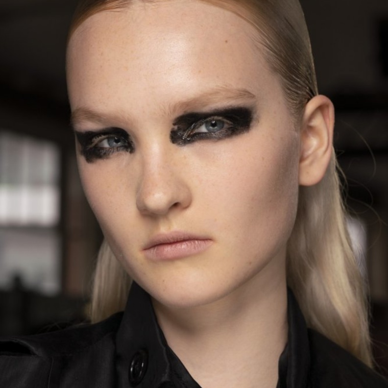 لا تترددي من اعتماد الآيلاينر الغرافيكي في صيف 2020