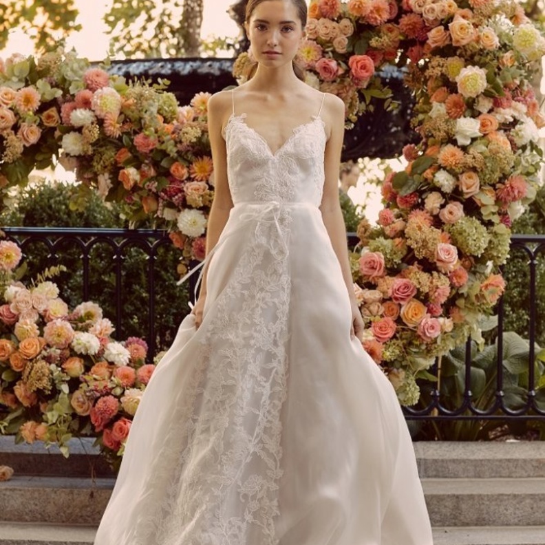 فساتين زفاف دانتيل بحمالات رفيعة