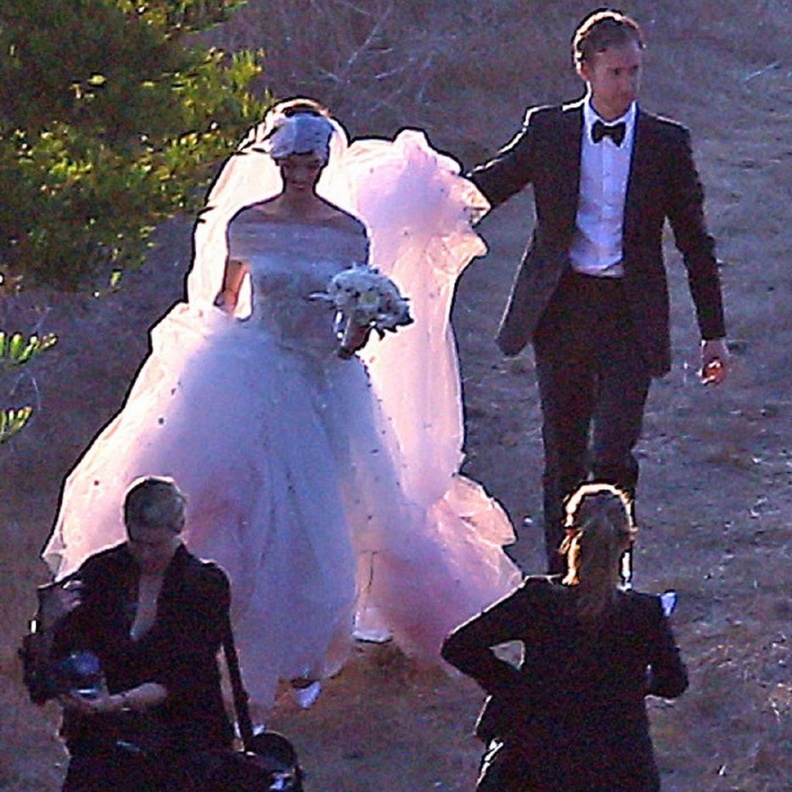 اماكن مميزة لاقامة حفل زفاف المشاهير، حفل زفاف آن هاثاوي و آدم شولمان تم في فندق فينتانا اي اند سبا في بيغ سور في كاليفورنيا