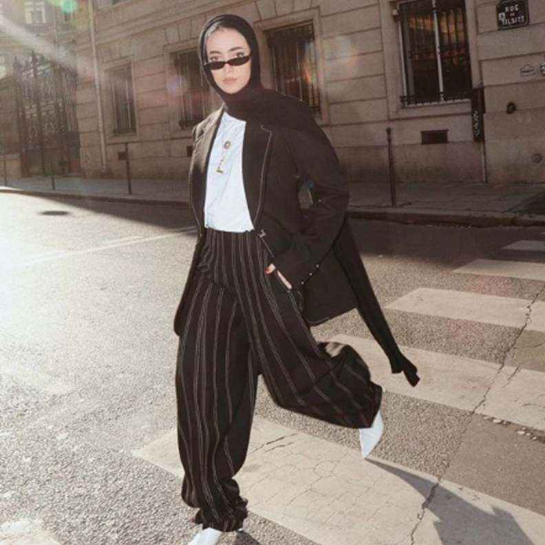 اعتمدت لينا الغوطي بنطلون واسع لاطلالة صباحية كاجوال