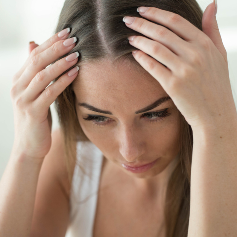  طبقي الألوة فيرا على قشرة الرأس لتقليل الإلتهاب