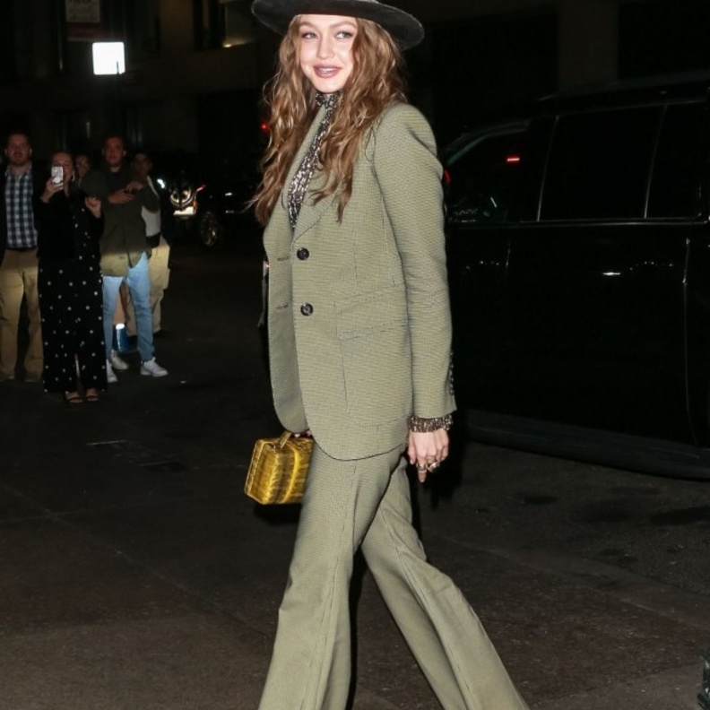 اختارت جيجي بدلة رسمية بقصة ملفتة وعصرية باللون الأخضر مع التيشرت الأبيض