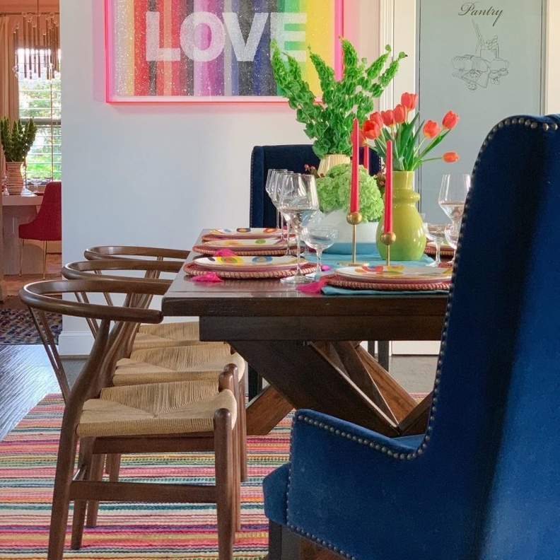 خزانة غرفة الطعام باللون جذاب مع اكسسوارات ملونة تغني الديكور 