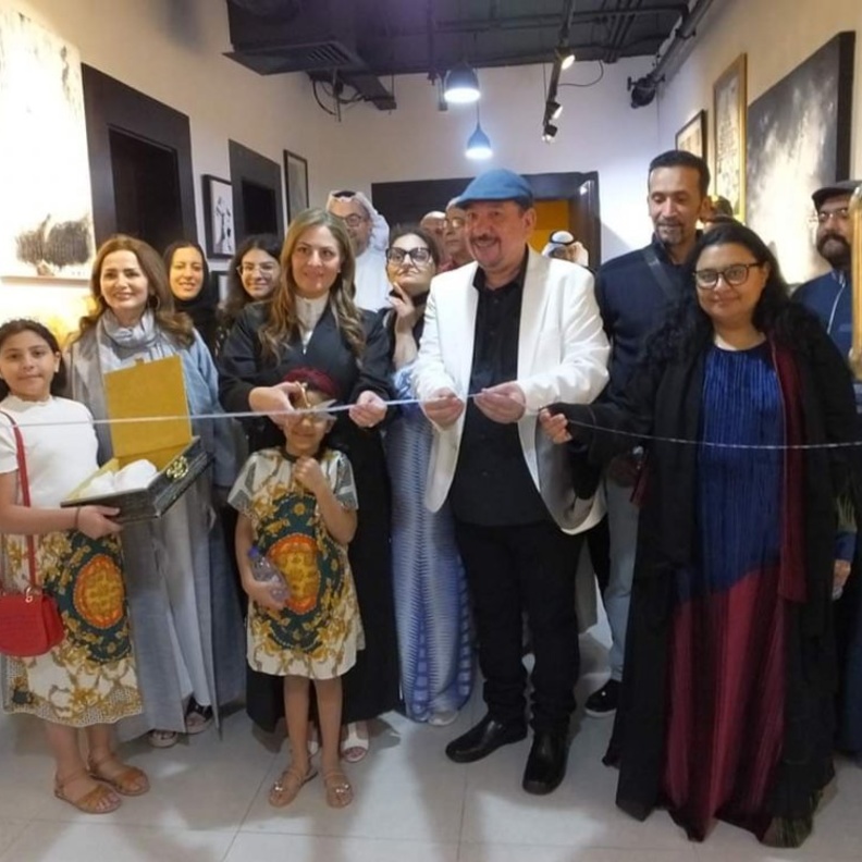 التشكيلية نجود زاهد تفتتح معرض بين الأبيض والأسود السابع في جدة