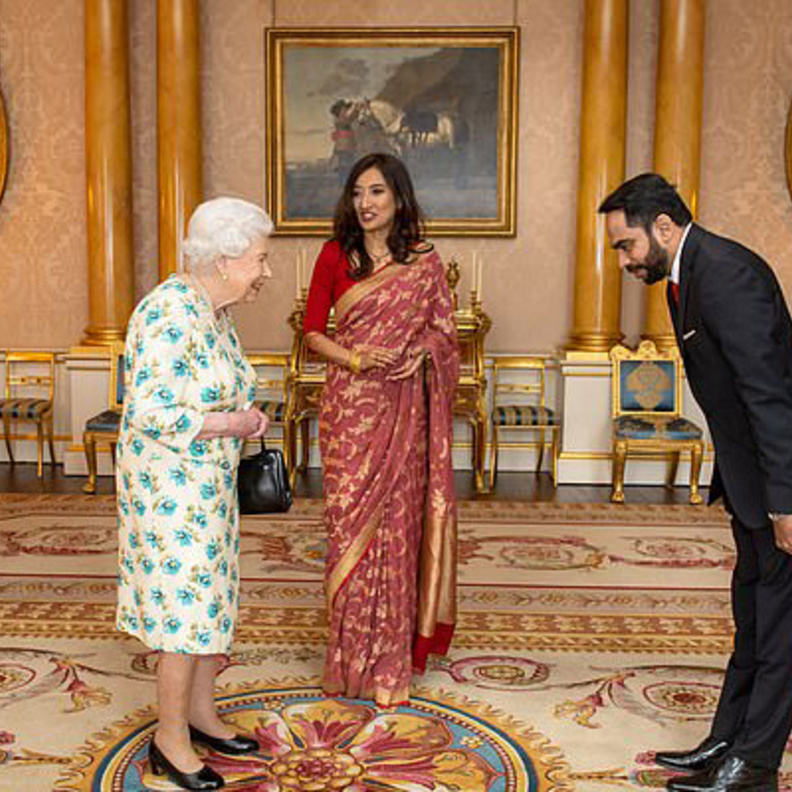 الملكة اتخذت قرارا شخصيا بتجنب المصافحة