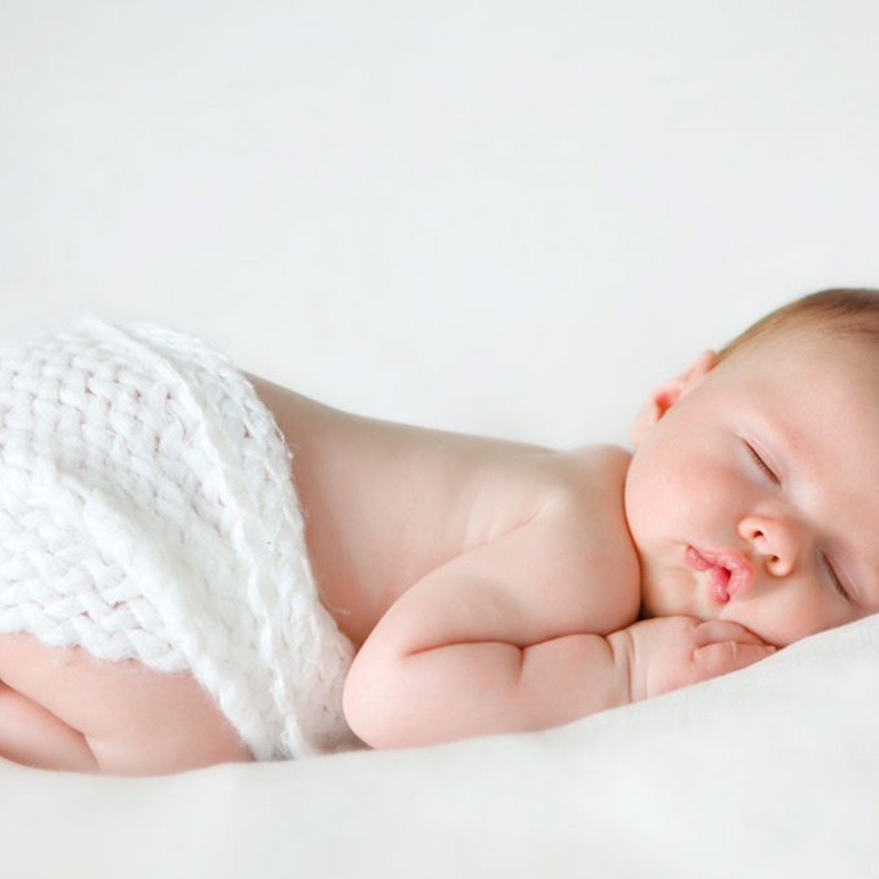 ما هي الوضعية الصحيحة لنوم الطفل الرضيع