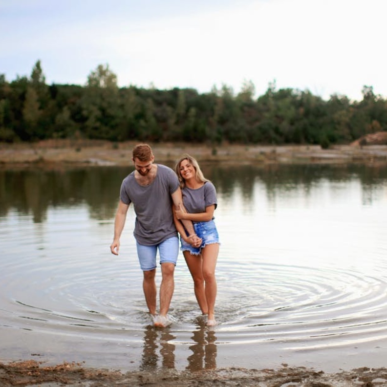  يتطلع العروسان للاستمتاع برحلة شهر العسل بدلا من الاهتمام بالحمل