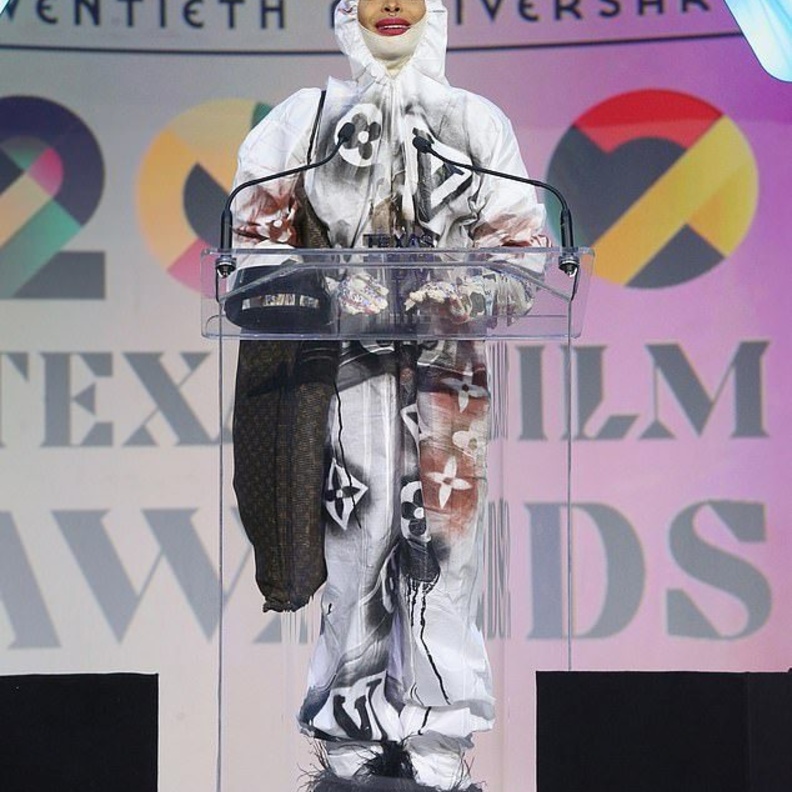  إختارت للمناسبة زياً ريادياً يلائم زمن الكورونا