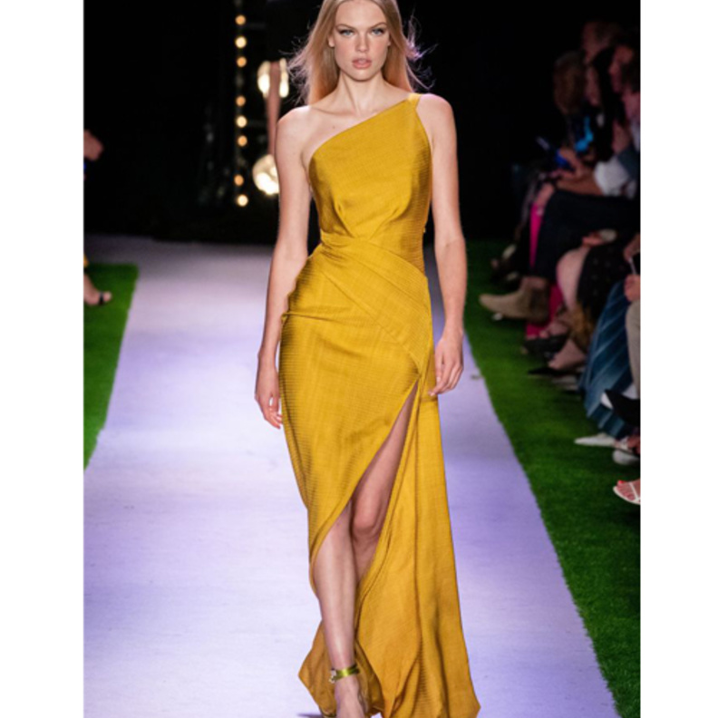 فساتين سهرة باللون الأصفر لاطلالة مشرقة وجريئة