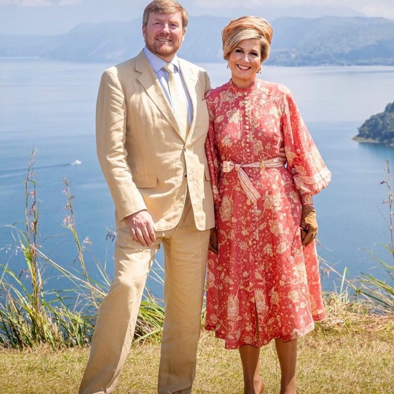  توجه الملك فيليم ألكسندر وزوجته الملكة ماكسيما إلى بحيرة توبا