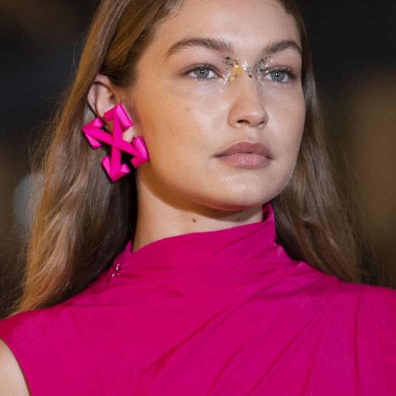 مكياج عيون بحبيبات الكريستال الفضية احدث صيحات ربيع 2020من Off White