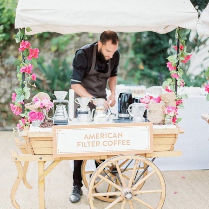 استخدمي عربة طعام لتكون بوفيه فريد وغير تقليدي لحفل زفافك