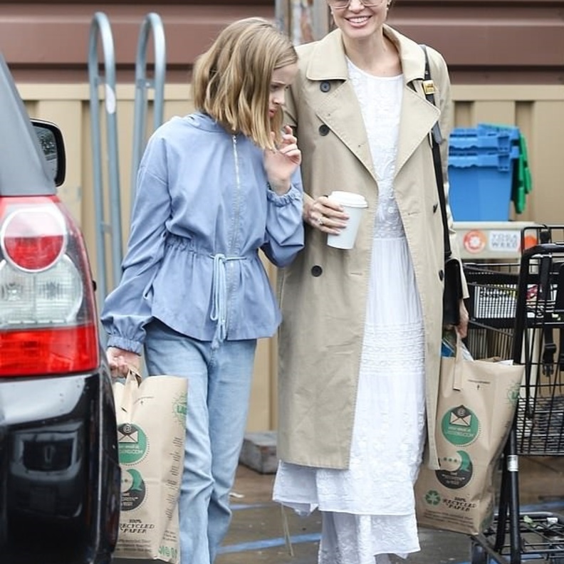 أنجلينا جولي تخطف الأنظار بتصاميم اللون البيج مع الفستان الابيض