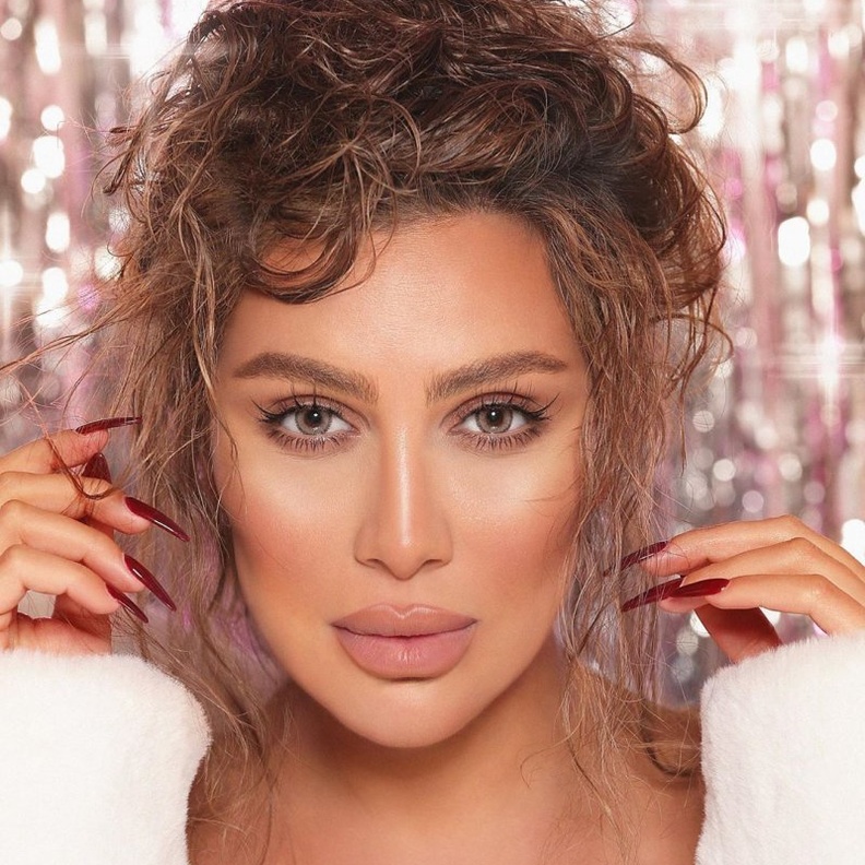 صور مكياج مايا دياب بدرجات احمر شفاه طبيعي مع الكونتور الداكن