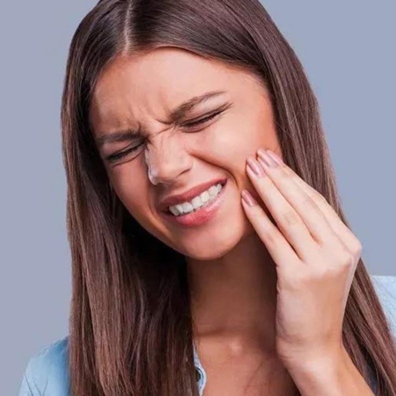 جير الأسنان يسبب آلام في اللثة و الأسنان