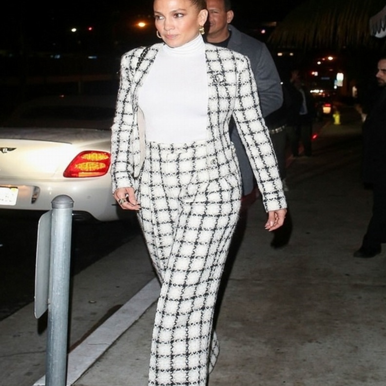 جنيفر لوبيز Jennifer Lopez ببدلة رسمية كارو مع قماش التويد من شانيل Chanel