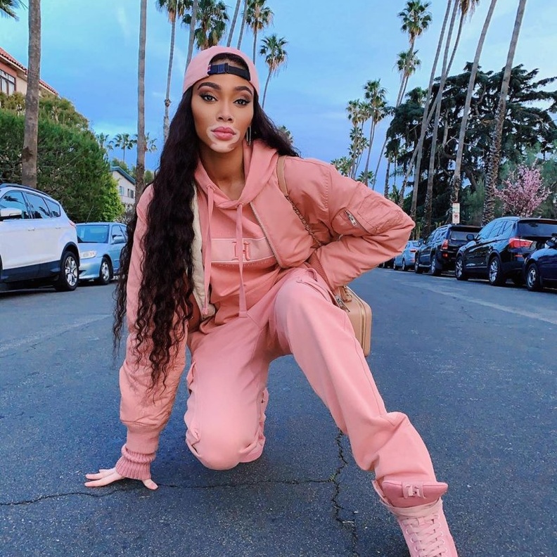  Winnie Harlow بإطلالة رياضية باللون الوردي