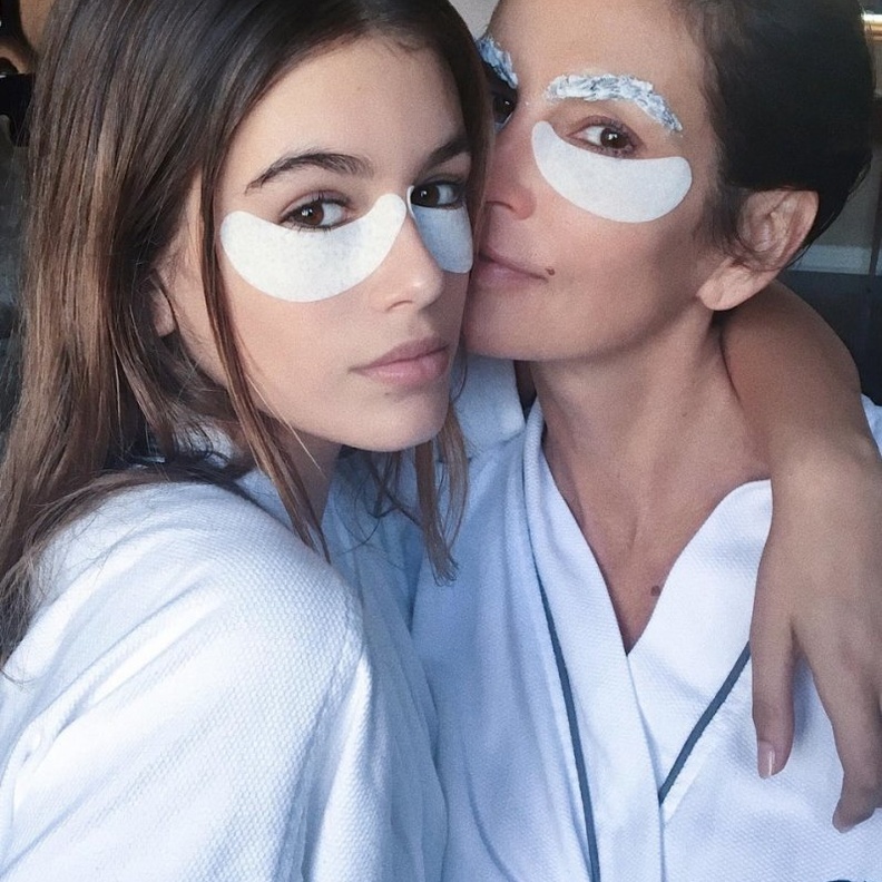 سيندي كروفرد وابنتها كايا غيرير يضعن لاصقات خاصة لضمان راحة العينين