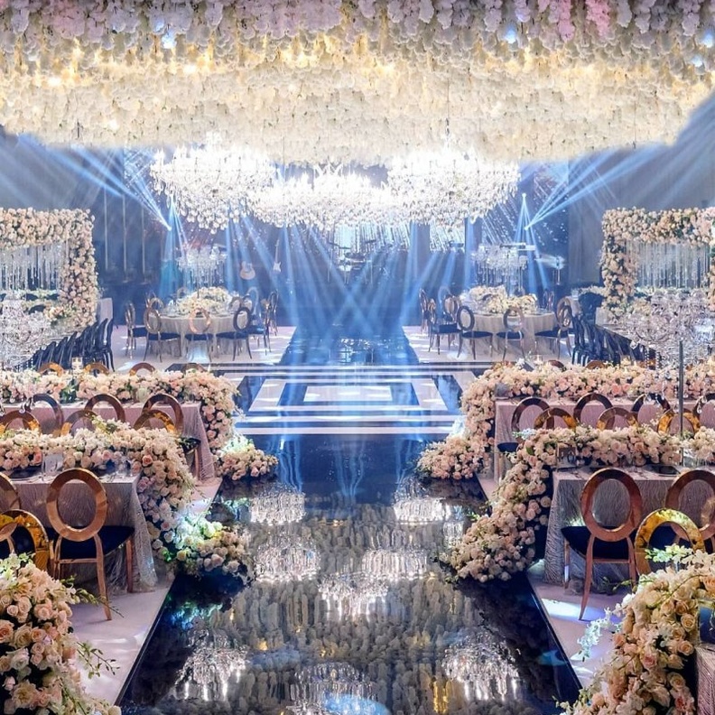 مفارش من الازهار لتزيين طاولات الافراح من تصميم Bianca Events