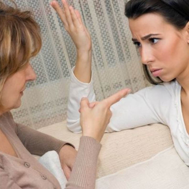 كيف تتجنب الزوجة المشاكل مع الحماة