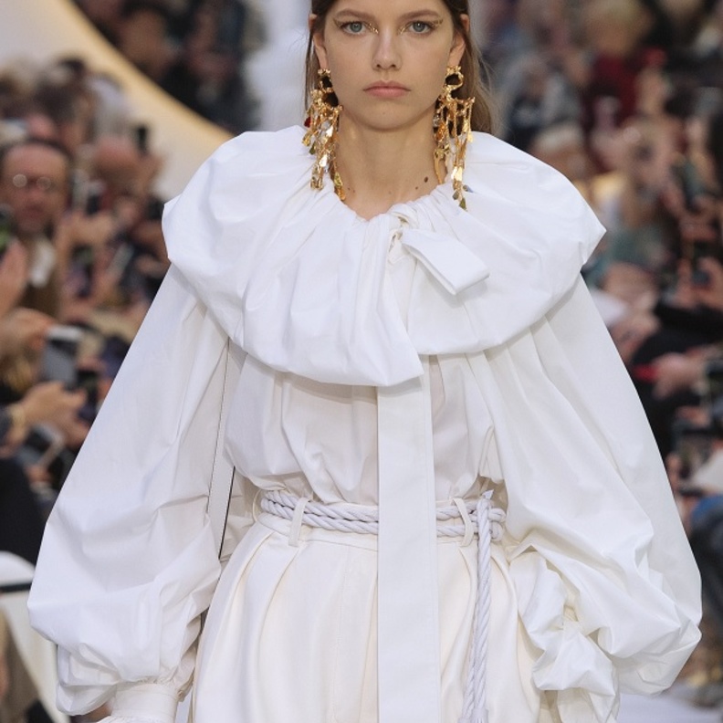 "لو بلان" Le Blanc من Valentino حلم الهوت كوتور في أزياء جاهزة