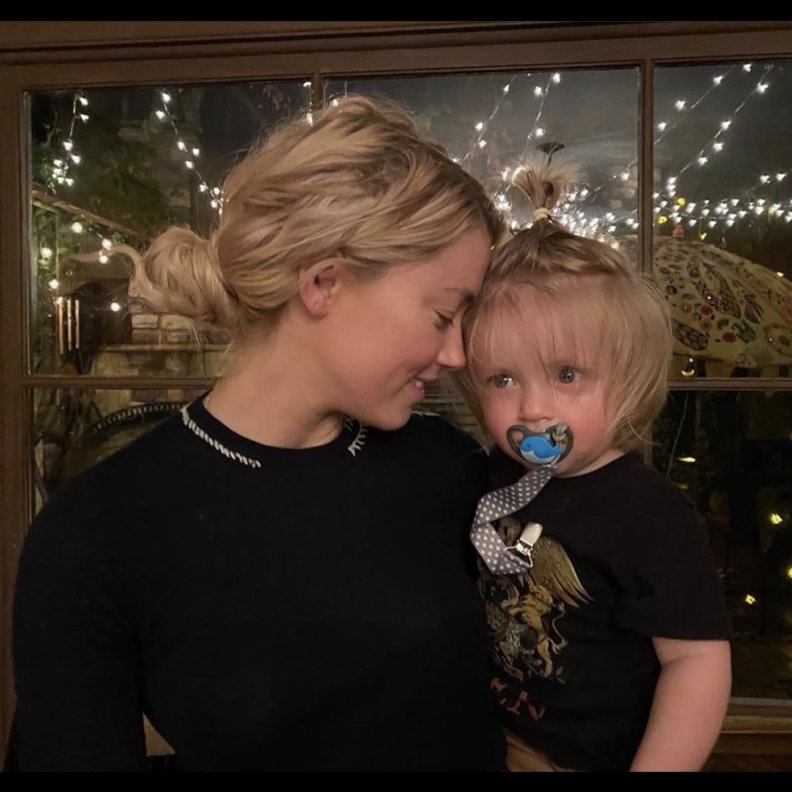 نشرت آمبر هيرد صورة لطيفة لها برفقة ابن اختها