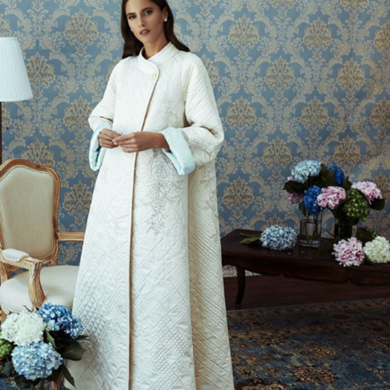  الأبيض العاجي لاطلالة فاخرة وراقية بعباية من تصميم موزان