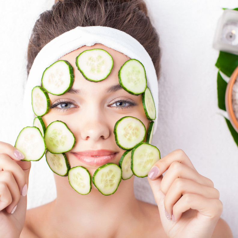  قناع الخيار يساعدك على الحفاظ على نضارة ورونق بشرتك في الصيف