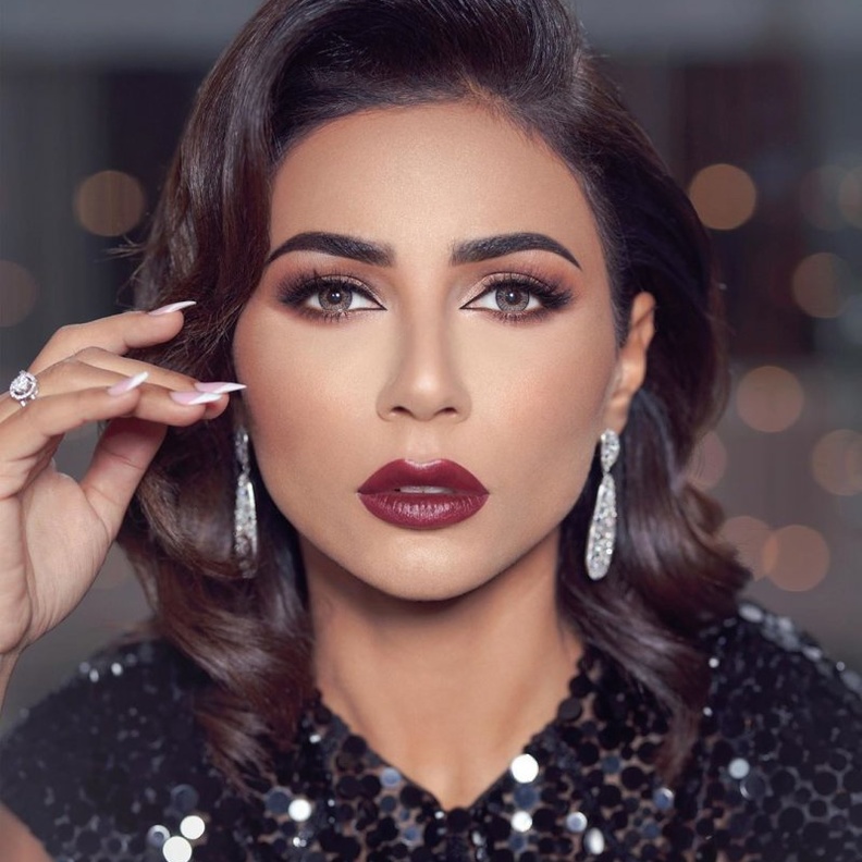 اطلالات مهيرة عبد العزيز الجمالية عام 2020 مع رسمات المكياج البرونزي