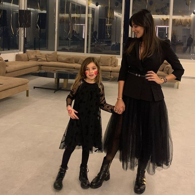  نادين نجيم وإبنتها بإطلالة باللون الأسود