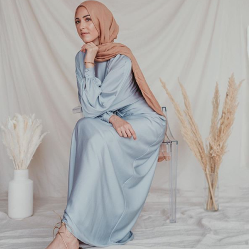  فستان من الحرير باللون الأزرق 