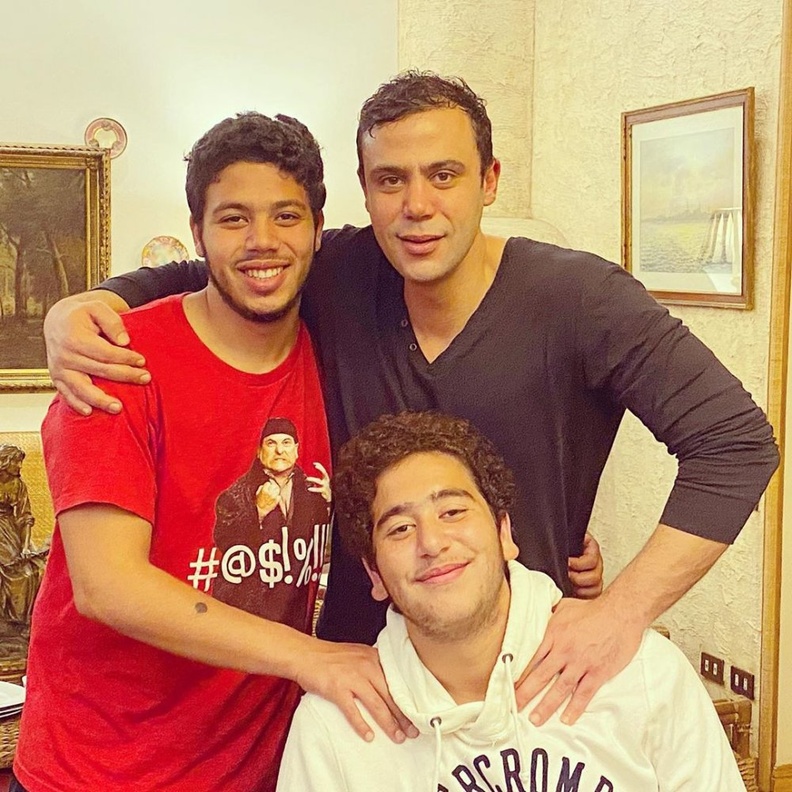 احفاد عادل إمام مع عمهم محمد امام