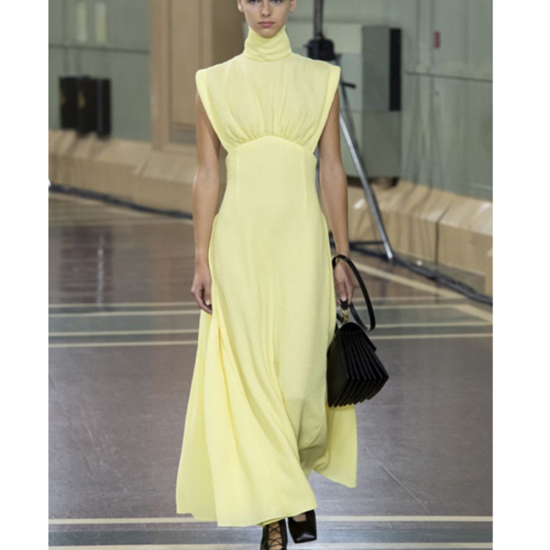 فساتين باللون الاصفر الباستيل Emilia Wickstead