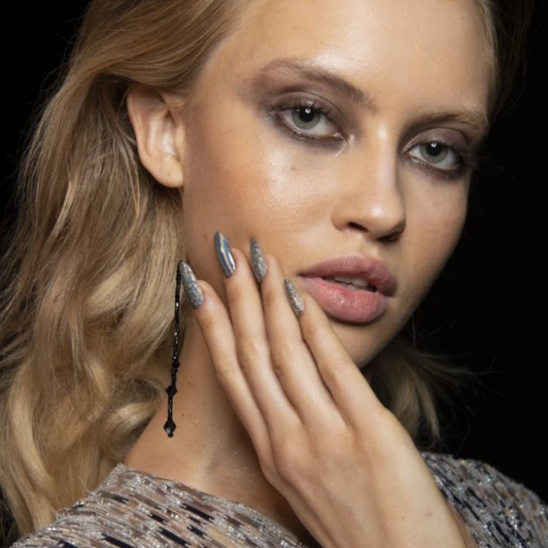  احدث الوان اظافر براقة مع الفرانش موضة ربيع 2020