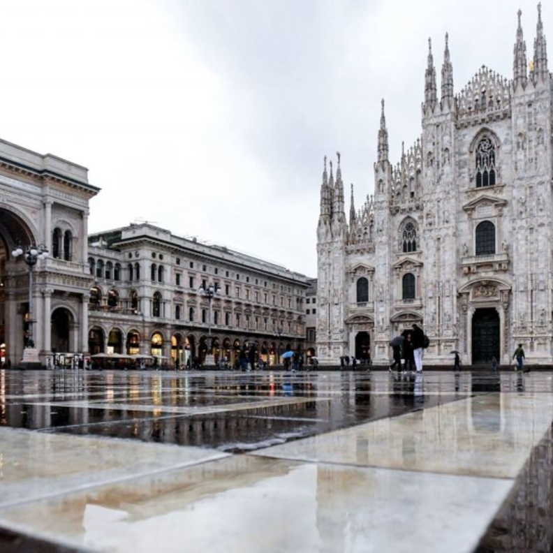 ساحة بيازا ديل دومو في ميلان خالية من السائحين بسبب فيروس كورونا