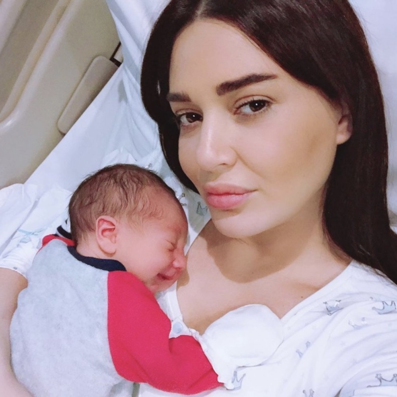 عايدت سيرين عبد النور ابنها كريستيانو بعيد ميلاده الثاني ونشرت صورة من ولادتها