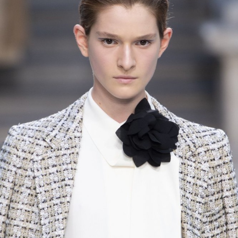 اكسسوارات البروش على شكل ورود سوداء من Victoria Beckham